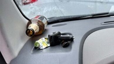 Nietrzeźwy, na dwóch zakazach i z „piwkiem” w ręku za kierownicą