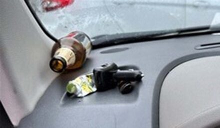 Nietrzeźwy, na dwóch zakazach i z „piwkiem” w ręku za kierownicą