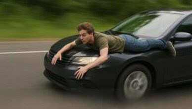 Tragiczny finał zabawy na masce samochodu