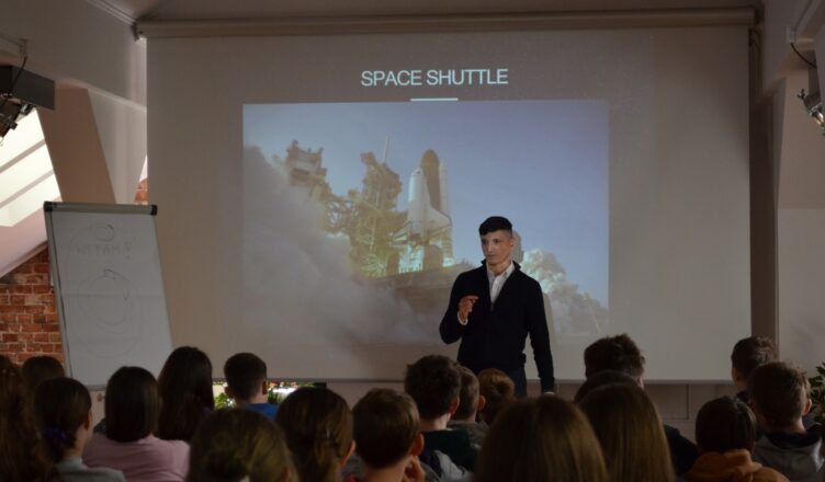 Jacek Kutyła – pasjonat astronautyki w wołomińskiej bibliotece