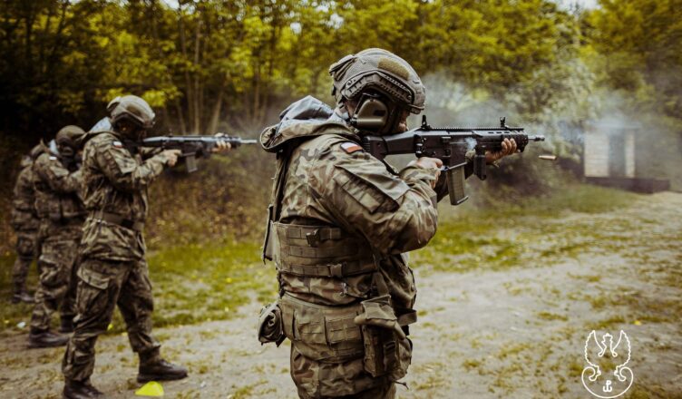 Różne drogi, jeden cel – nowi ochotnicy 5 Mazowieckiej Brygady OT na finiszu szkolenia