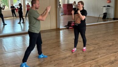 Pracownicy OPS w Kobyłce doskonalą umiejętności samoobrony