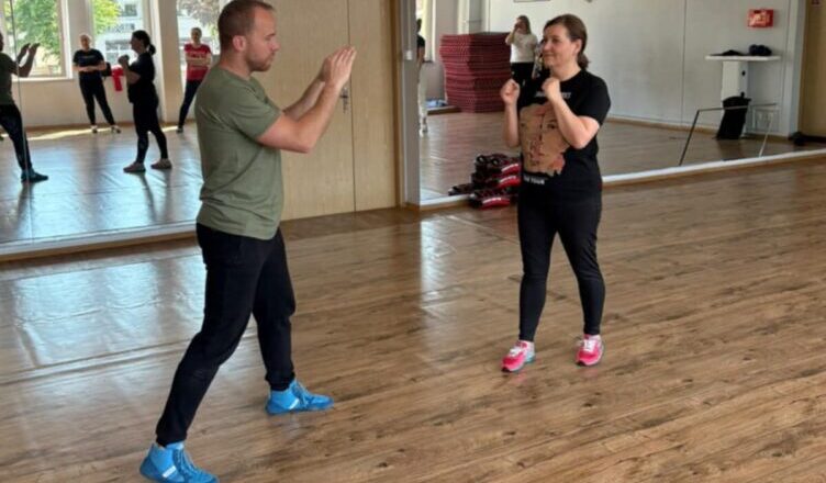 Pracownicy OPS w Kobyłce doskonalą umiejętności samoobrony