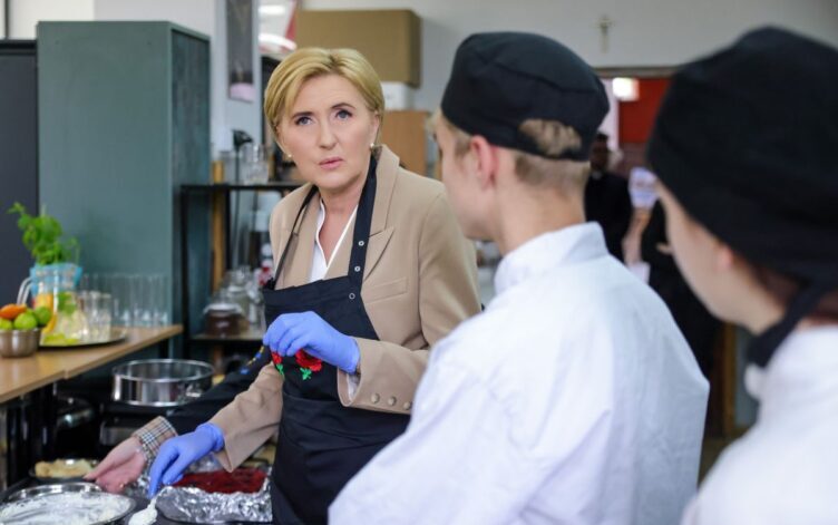 Wyjątkowe spotkanie w Jadowie. Pierwsza Dama z wizytą w lokalnej szkole