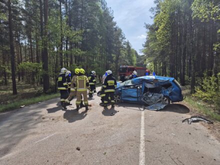 Dramatyczny wypadek w miejscowości Bandysie: samochód uderzył w drzewo