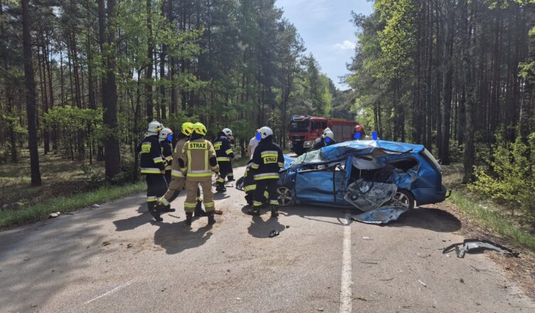 Dramatyczny wypadek w miejscowości Bandysie: samochód uderzył w drzewo