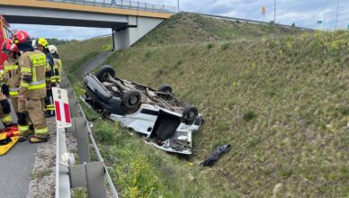 Dachowanie dostawczaka w przydrożnym rowie