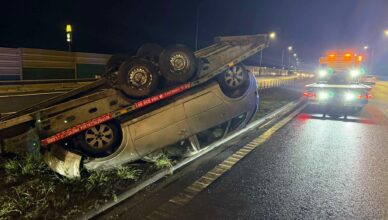 Na S8 zderzenie trzech pojazdów. Auto na lawecie dachowało.