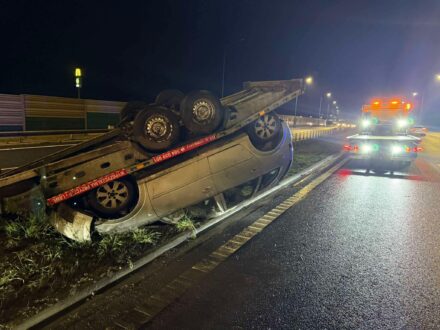 Na S8 zderzenie trzech pojazdów. Auto na lawecie dachowało.