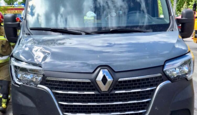 Wypadek na DW 631 w Zielonce. Pieszy potrącony na ruchliwej trasie