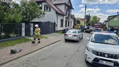 Dachowanie osobówki po uderzeniu w słup energetyczny