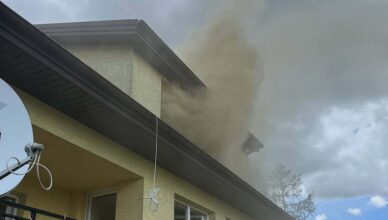 Ogień w zabudowaniach mieszkalnych