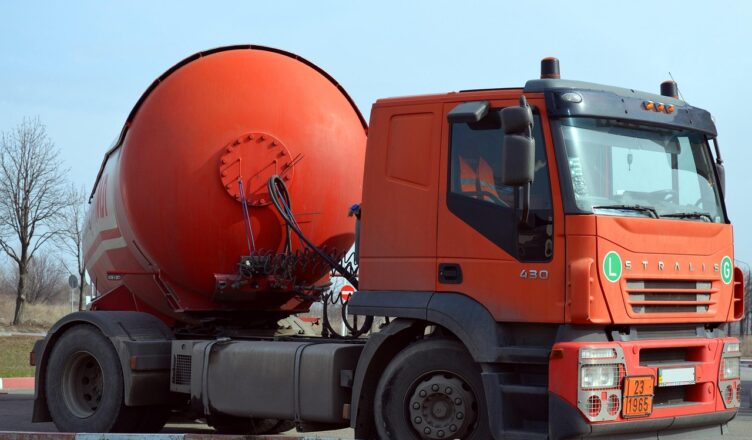 Zderzenie ciężarówki z ciągnikiem rolniczym - jeden z kierowców pijany, drugi bez uprawnień