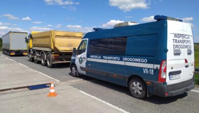 Na S8 wywrotka bez przeglądu technicznego i uprawnień transportowych