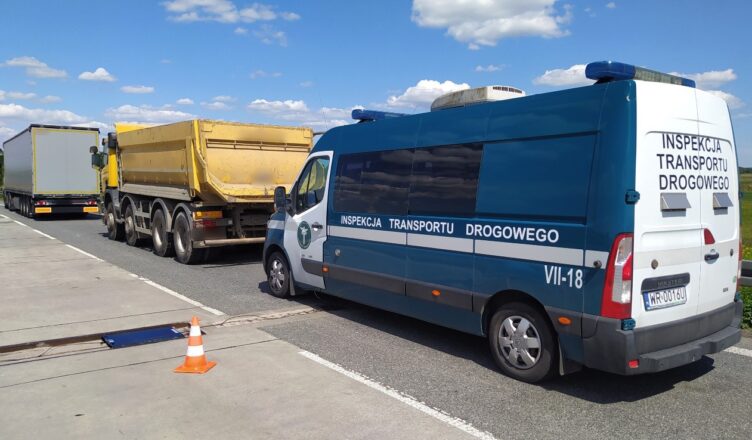 Na S8 wywrotka bez przeglądu technicznego i uprawnień transportowych