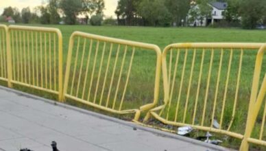 Uderzył w barierki w Zawadach. Motocyklista trafił pod opiekę ratowników