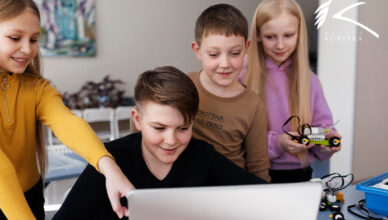 Kobyłkowskie szkoły zysky wsparcie i nowoczesne laboratoria AI