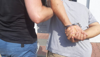 Zaatakował ochroniarza deskorolką – został tymczasowo aresztowany