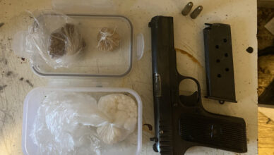 Poszukiwany ukrył się pod materacem w dziecięcym pokoju. Miał broń i narkotyki.