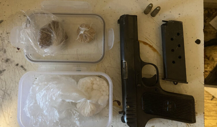 Poszukiwany ukrył się pod materacem w dziecięcym pokoju. Miał broń i narkotyki.