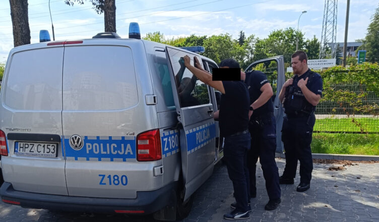 Potrącił rowerzystę, był poszukiwany - kierowca przewozu osób w rękach policjantów