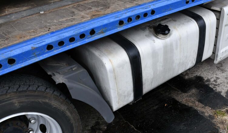 Wypompowywali paliwo ze zbiorników ciężarówek