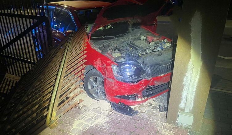 Nietrzeźwy kierowca uderzył w ogrodzenie – został zatrzymany