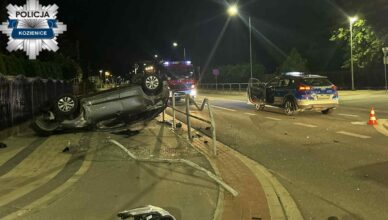 Dachowanie osobówki. 18-latek trafił do szpitala