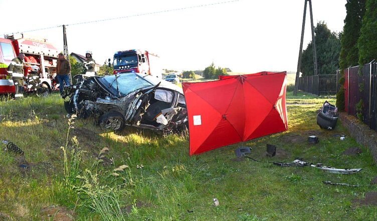 Tragiczny wypadek w Konopkach. Samochodem jechało czworo młodych osób.