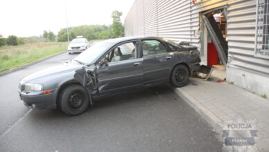 Staranowali drzwi autem, wybili szyby, zwinęli łup i… wpadli