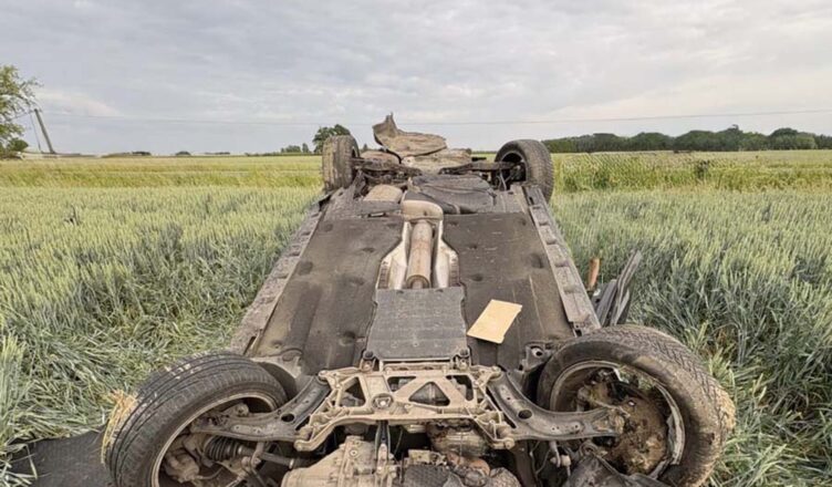 Dachowanie w Giżyczkach. Policjanci apelują o rozwagę i dbałość o stan techniczny pojazdów