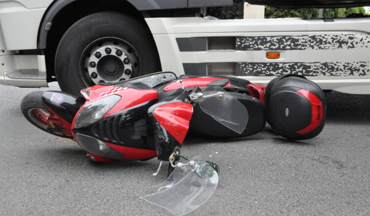 Policjant wracający z kursu aspiranckiego ruszył na pomoc uczestnikom zdarzenia drogowego