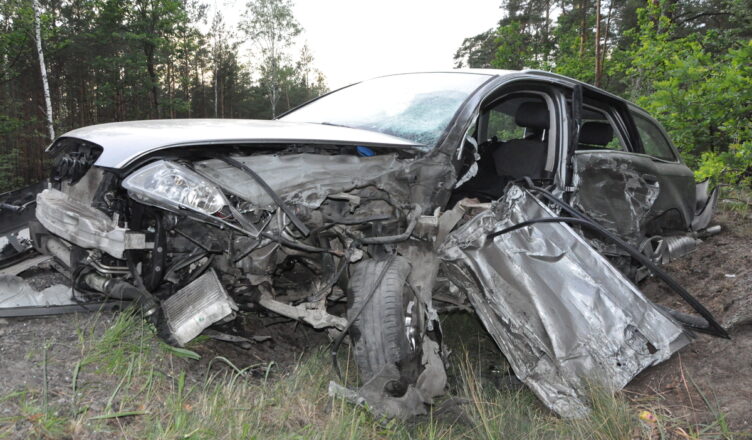 O krok od tragedii. Groźne zdarzenie z udziałem młodych kierowców. Dwie osoby trafiły do szpitala