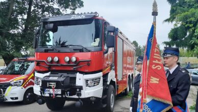 Przekazanie nowego ciężkiego samochodu ratowniczo-gaśniczego dla Ochotniczej Straży Pożarnej w Wołominie