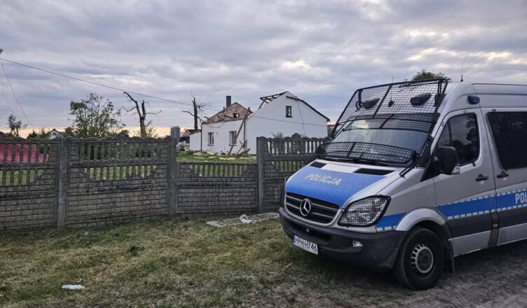 Gwałtowne burze nad Mazowszem – Policjanci ruszyli z pomocą!