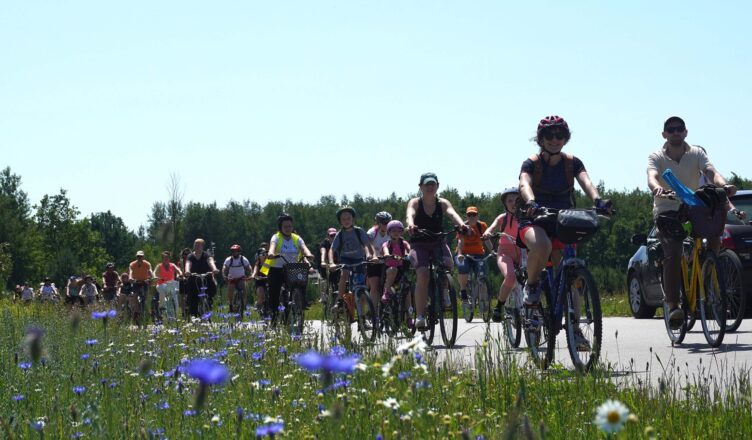 Rajd rowerowy „Odjazdowy Bibliotekarz” zgromadził ponad setkę rowerzystów