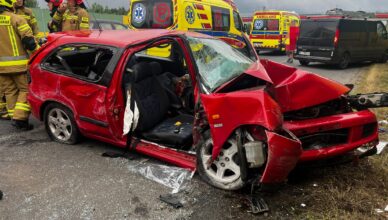 Groźny wypadek na DK61 – dwie osoby z obrażeniami ciała trafiły do szpitala