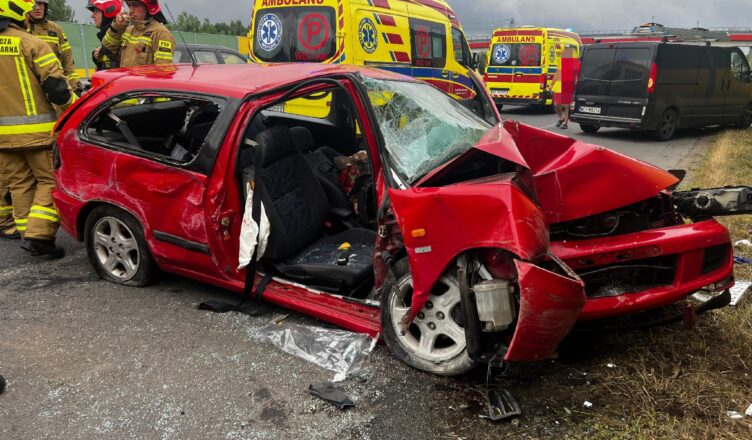 Groźny wypadek na DK61 – dwie osoby z obrażeniami ciała trafiły do szpitala