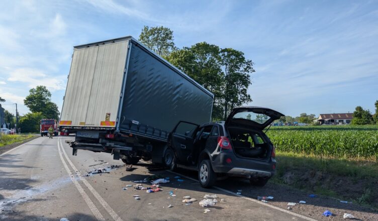 Zderzenie osobówki z busem