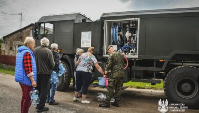 Żołnierze 5 Mazowieckiej Brygady OT dostarczają wodę mieszkańcom gminy Baboszewo