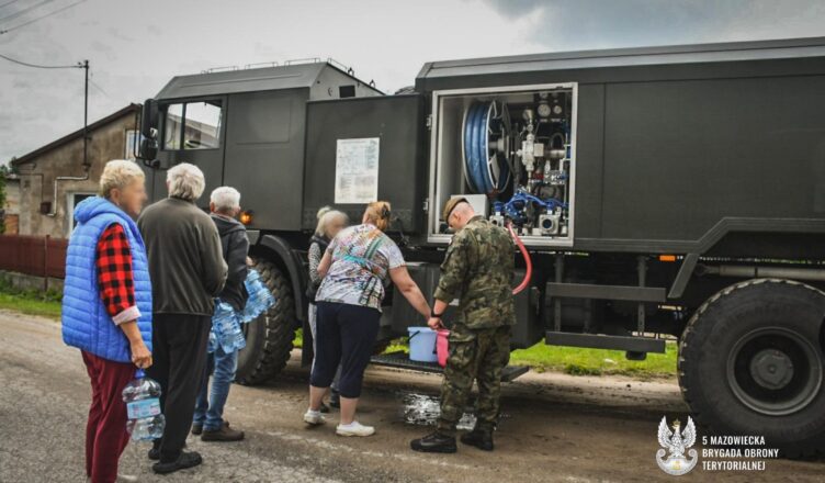 Żołnierze 5 Mazowieckiej Brygady OT dostarczają wodę mieszkańcom gminy Baboszewo