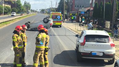 Dachowanie w Markach. Dwie osoby poszkodowane.