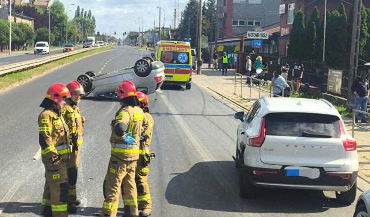 Dachowanie w Markach. Dwie osoby poszkodowane.