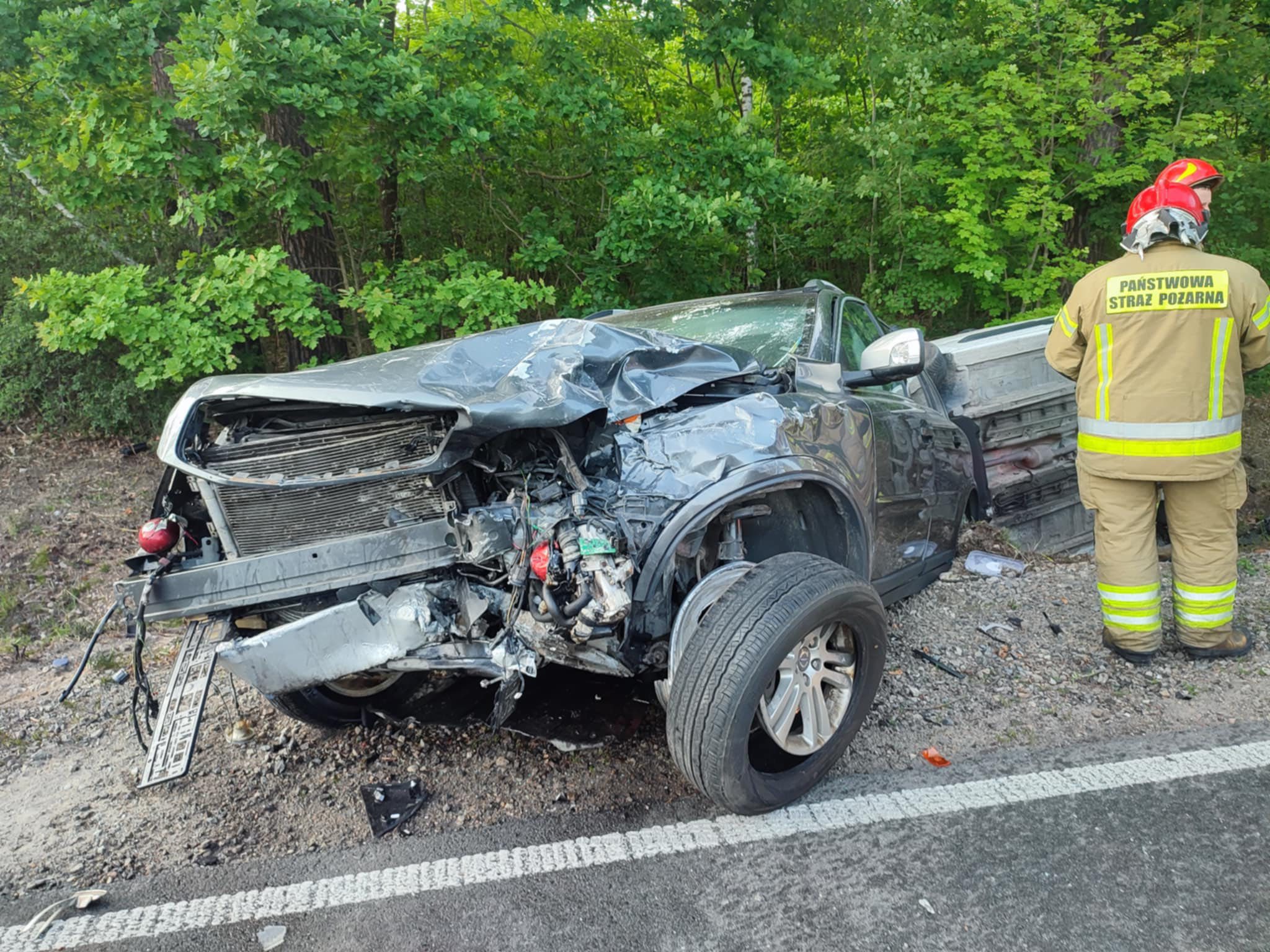 Podwójna interwencja w gminie Jadów. Wypadek drogowy i pożar lasu jednego dnia