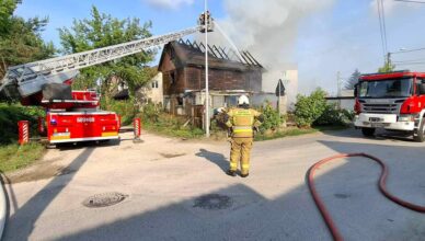 Pożar pustostanu w Markach. Interwencja kilku jednostek straży pożarnej przy ul. Zajączka