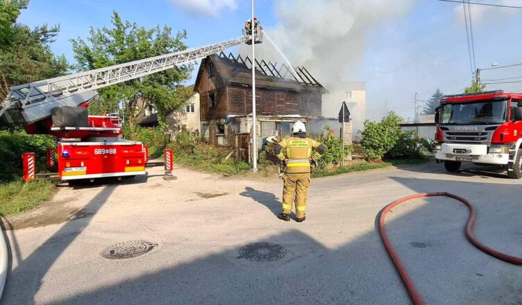 Pożar pustostanu w Markach. Interwencja kilku jednostek straży pożarnej przy ul. Zajączka