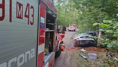 Dramatyczny wypadek w Sieczychach: samochód uderzył w drzewo