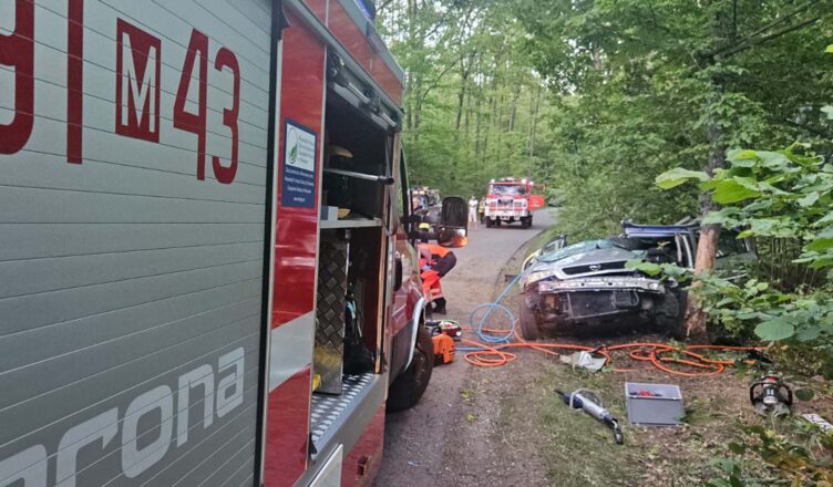 Dramatyczny wypadek w Sieczychach: samochód uderzył w drzewo