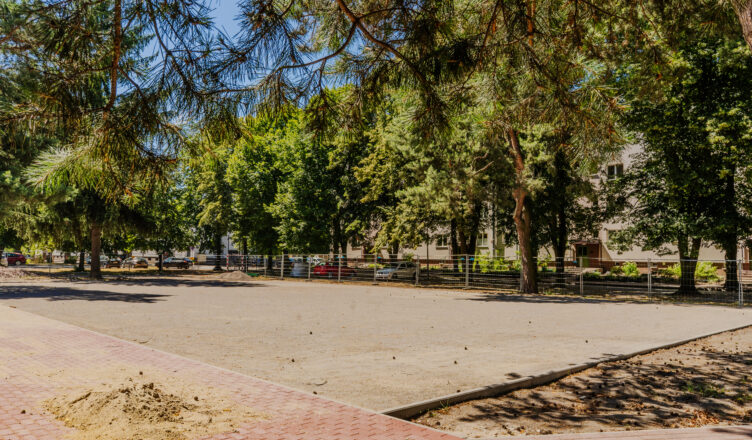 Zielonka - Postępują prace przy budowie boiska w Osiedlu Poligon