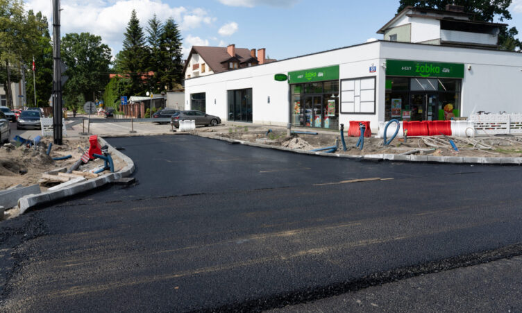 Zielonka - Postępują prace na DW634 – trwa układanie masy bitumicznej